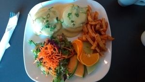 Eggs Benedict vegane at Antidote Bouffe Vegane in Montreal
