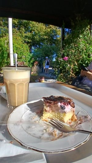 Sehr schöne Sitzgelegenheiten im Freien (aber auch drinnen verfügbar). at Hofcafe Albertsdorf  in Fehmarn