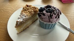 Fruchtkuchen und Cupcake mit Beeren  at Hofcafe Albertsdorf  in Fehmarn