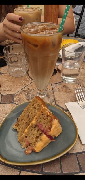 Iced latte & cake at Mudlarks Garden Cafe in Hertford