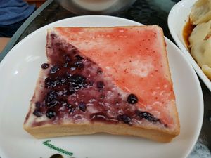 I got this free, Thick Toast blueberry and strawberry jam at Joy Bar in Taipei