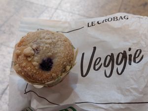 Vegan blueberry muffin at Le Crobag in Cologne