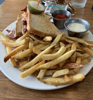 such a freaking good reuben and HEAVENLY garlic mayo 👏 at The Dancing Dog in Urbana