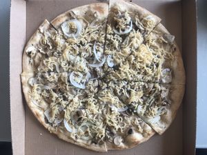 Vegan pizza at Dolce Pizza y Los Veganos - Hipolit Lazaro in Barcelona