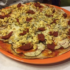 Pizza de chorizo at Dolce Pizza y Los Veganos - Hipolit Lazaro in Barcelona