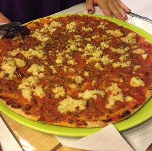 Pizza de ragu at Dolce Pizza y Los Veganos - Hipolit Lazaro in Barcelona
