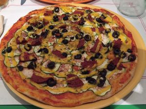 Pizza with chorizo and carrot cheese at Dolce Pizza y Los Veganos - Hipolit Lazaro in Barcelona
