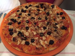 Vegan Margherita with olives  at Dolce Pizza y Los Veganos - Hipolit Lazaro in Barcelona