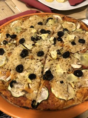 Pizza 4 estaciones at Dolce Pizza y Los Veganos - Hipolit Lazaro in Barcelona