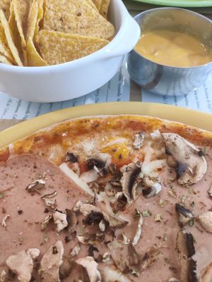 Pizza vegana prosciutto e funghi, nachos con queso vegano de zanahoria at Dolce Pizza y Los Veganos - Hipolit Lazaro in Barcelona