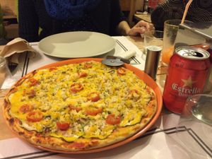 Vegan Pizza with while wheat flour at Dolce Pizza y Los Veganos - Hipolit Lazaro in Barcelona