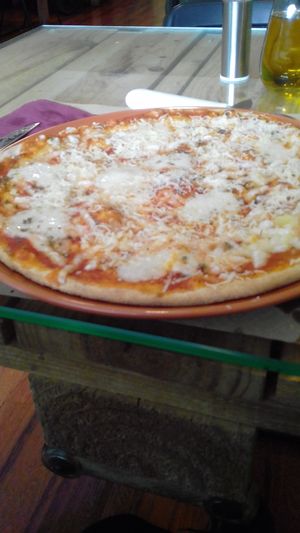 Pizza Vegana de 3 quesos 😍 at Dolce Pizza y Los Veganos - Hipolit Lazaro in Barcelona