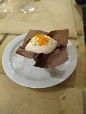 Carrot cake at Dolce Pizza y Los Veganos - Hipolit Lazaro in Barcelona