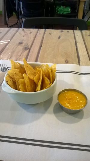 Nachos with vegan carrot cheese sauce at Dolce Pizza y Los Veganos - Hipolit Lazaro in Barcelona