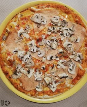 Pizza prosciutto e fungi amb mozzarella at Dolce Pizza y Los Veganos - Hipolit Lazaro in Barcelona