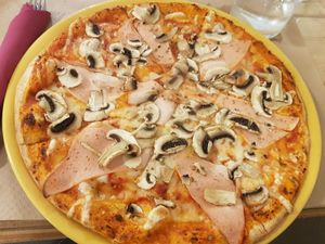 Prosciutto e funghi at Dolce Pizza y Los Veganos - Hipolit Lazaro in Barcelona