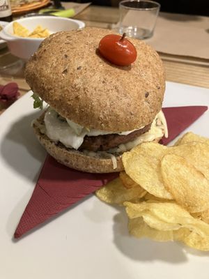 Hamburguesa beyond con queso vegano  at Dolce Pizza y Los Veganos - Hipolit Lazaro in Barcelona