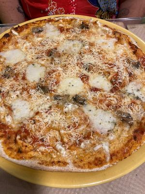 Pizza 4 quesos  at Dolce Pizza y Los Veganos - Hipolit Lazaro in Barcelona