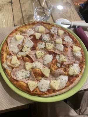 Pizza jamon y queso con piña #Veganuary at Dolce Pizza y Los Veganos - Hipolit Lazaro in Barcelona