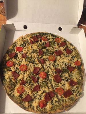 Pesto pizza at Dolce Pizza y Los Veganos - Hipolit Lazaro in Barcelona