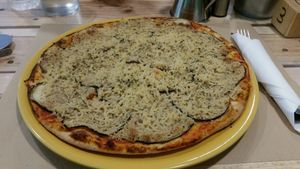 too much parmesan at Dolce Pizza y Los Veganos - Hipolit Lazaro in Barcelona
