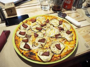 Vegan chorizo and eggplant pizza  at Dolce Pizza y Los Veganos - Hipolit Lazaro in Barcelona