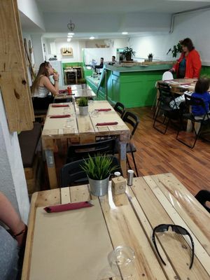 view through the restaurant at Dolce Pizza y Los Veganos - Hipolit Lazaro in Barcelona