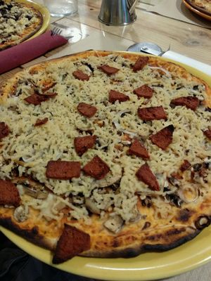Vegan Chorizo Especial Pizza at Dolce Pizza y Los Veganos - Hipolit Lazaro in Barcelona
