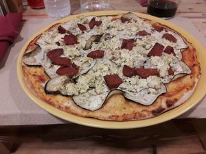 Vegan chorizo and tofu pizza at Dolce Pizza y Los Veganos - Hipolit Lazaro in Barcelona