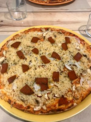 Vegan chorizo pizza at Dolce Pizza y Los Veganos - Hipolit Lazaro in Barcelona
