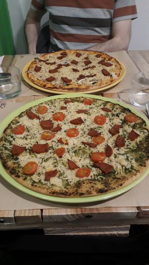 Pizza chorizo especial y pizza pesto at Dolce Pizza y Los Veganos - Hipolit Lazaro in Barcelona