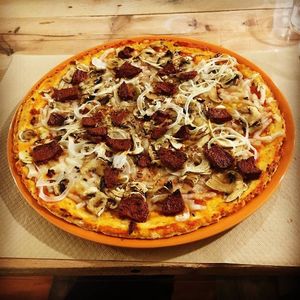 Pizza chorizo especial at Dolce Pizza y Los Veganos - Hipolit Lazaro in Barcelona