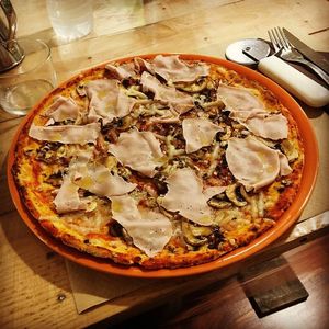Pizza prosciutto e funghi at Dolce Pizza y Los Veganos - Hipolit Lazaro in Barcelona