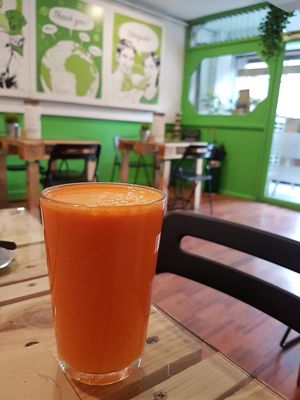fresh juice at Dolce Pizza y Los Veganos - Hipolit Lazaro in Barcelona