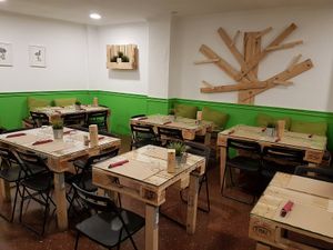 the room at the back (several steps going down, not accessible) at Dolce Pizza y Los Veganos - Hipolit Lazaro in Barcelona