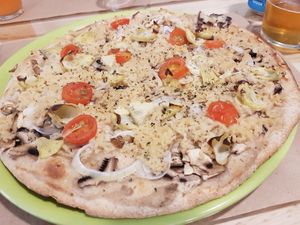 pizza gourmet with extras at Dolce Pizza y Los Veganos - Hipolit Lazaro in Barcelona