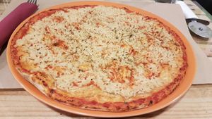 Margherita with truffle oil at Dolce Pizza y Los Veganos - Hipolit Lazaro in Barcelona