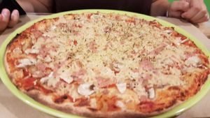 Ham and mushrooms began pizza at Dolce Pizza y Los Veganos - Hipolit Lazaro in Barcelona