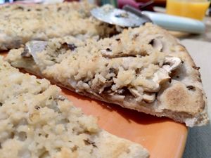 Pizza at Dolce Pizza y Los Veganos - Hipolit Lazaro in Barcelona