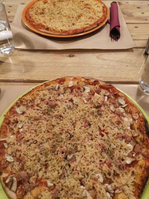 Margherita with truffle oil and bacon-mushroom pizza at Dolce Pizza y Los Veganos - Hipolit Lazaro in Barcelona