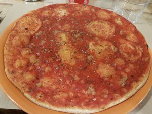 Garlicky Marinara pizza at Dolce Pizza y Los Veganos - Hipolit Lazaro in Barcelona