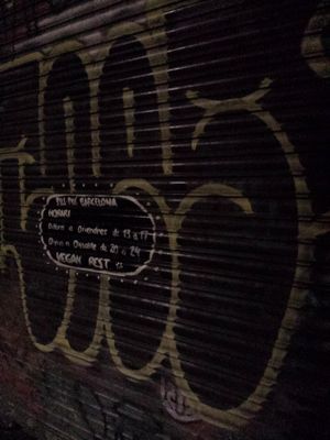 Hours in Catalan: dilluns a divendres de 13h a 17h, dijous a dissabte de 20h a 24h. Translation: Monday to Friday 1pm-5pm, Thursday to Saturday 8pm-12am at Pili-Pile in Barcelona