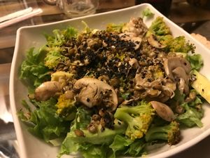 Del Campo salad with sprouted lentils, broccoli, mushrooms and avocado. at El Punto Veggie in Salento