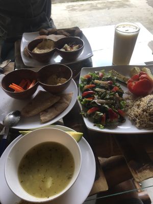 Menu del día + humus falafel Plato  at El Punto Veggie in Salento