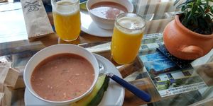 Day's menu's 1st course and juice at El Punto Veggie in Salento