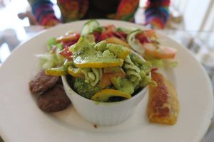 Set lunch menu. Pasta with salad and mini falafel at El Punto Veggie in Salento