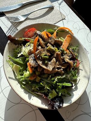Salad with mushrooms and asparagus at Cor Verd in Igualada