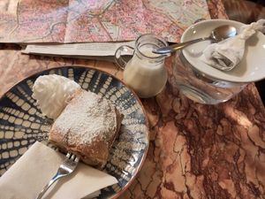 Der Apfelstrudel mit veganem Schlagobers schmeckte sehr gut at Cafe Kafka in Vienna