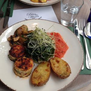Mushrooms, grains & spinach, baked potatoes and I can't remember the other thing. It has been too long ago :-) at Bites and Wines in Antwerpen