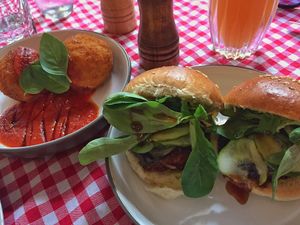 2 starters: arancini and mini vish burger at MARIA in Berlin